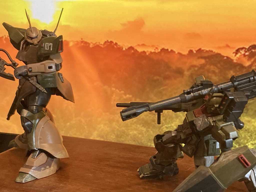 『くっ、は、早い!』『そんなバスを背負ってちゃ、まともに動けまい!』『ドズーーーン!』(スナイパーライフル!?)『少尉!』『新型の小僧よ!命拾いをしたな!』