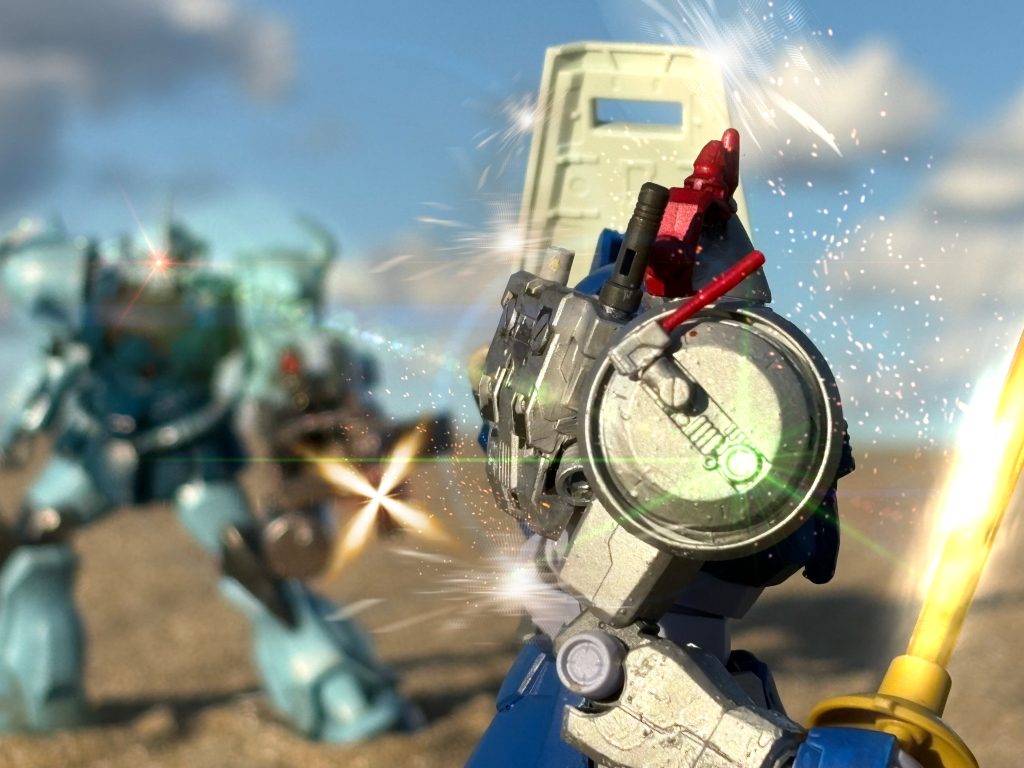 「露払いだけでも果たして見せようぞ!!」ドムに変わって躍り出たグフ・カスタム。「ガトリングが盾にくっついてるのか!面白い、今日はそいつも鹵獲してやる!!」敵味方入り乱れたこの乱戦、味方の識別が遅ればその隙を突けるとレドームの欺瞞装置を稼働させていたがこの敵は躊躇せずガトリングの砲火を浴びせて来た。判断に迷いが無い、見慣れないガトリング装備、相当な猛者だと確信したギャンのパイロットは彼を次の標的に定めた。