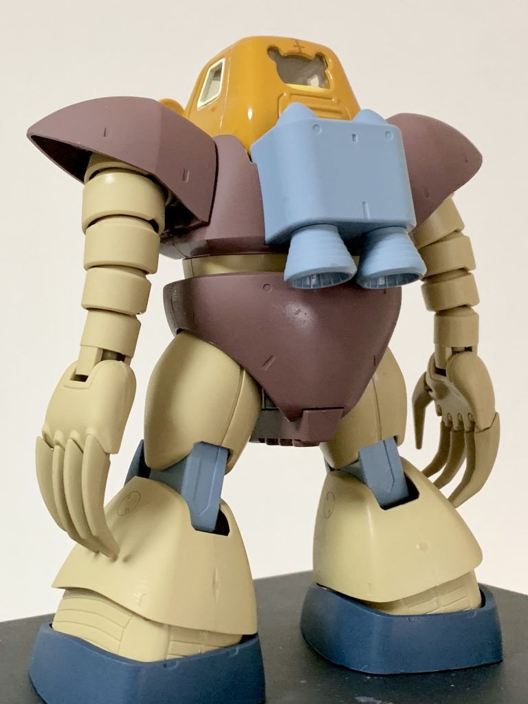 この哀愁漂う背中よ。うーん、これは哀戦士。