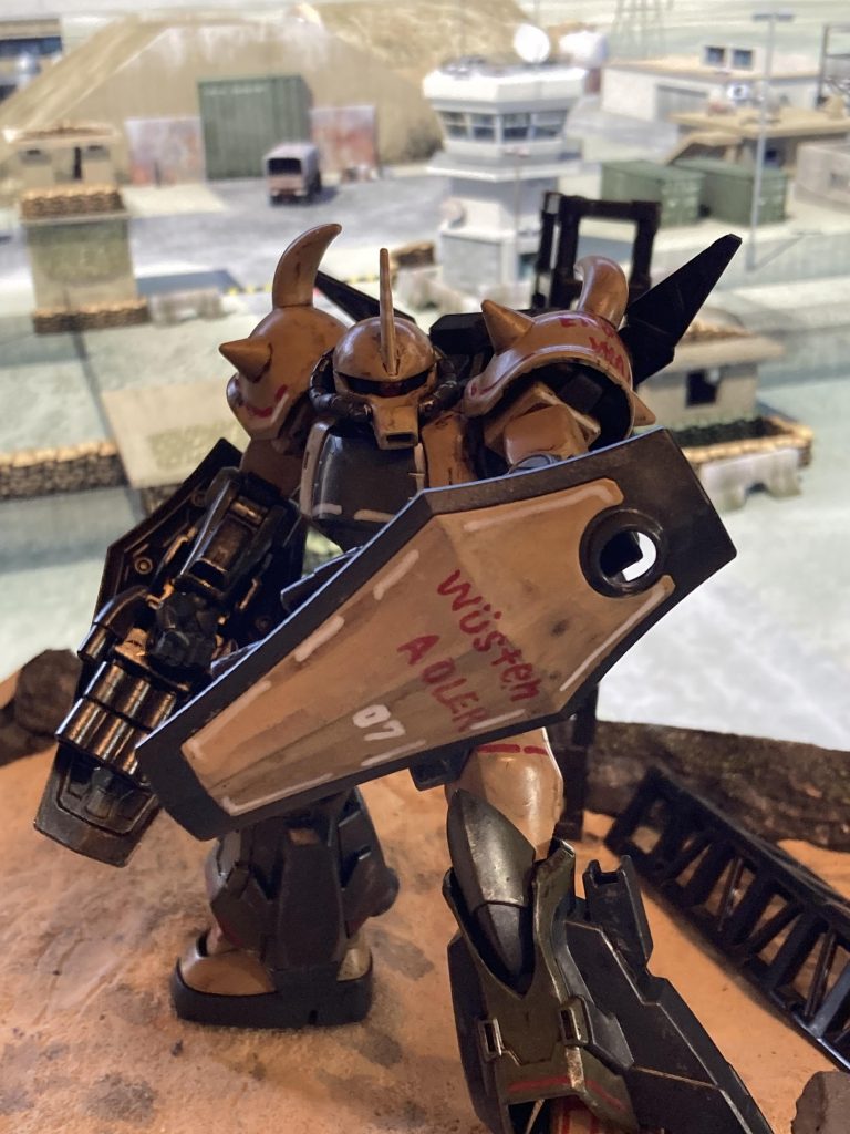 肩の後ろにウイングが見えますね。イメージとしては、グフ飛行試験型です。