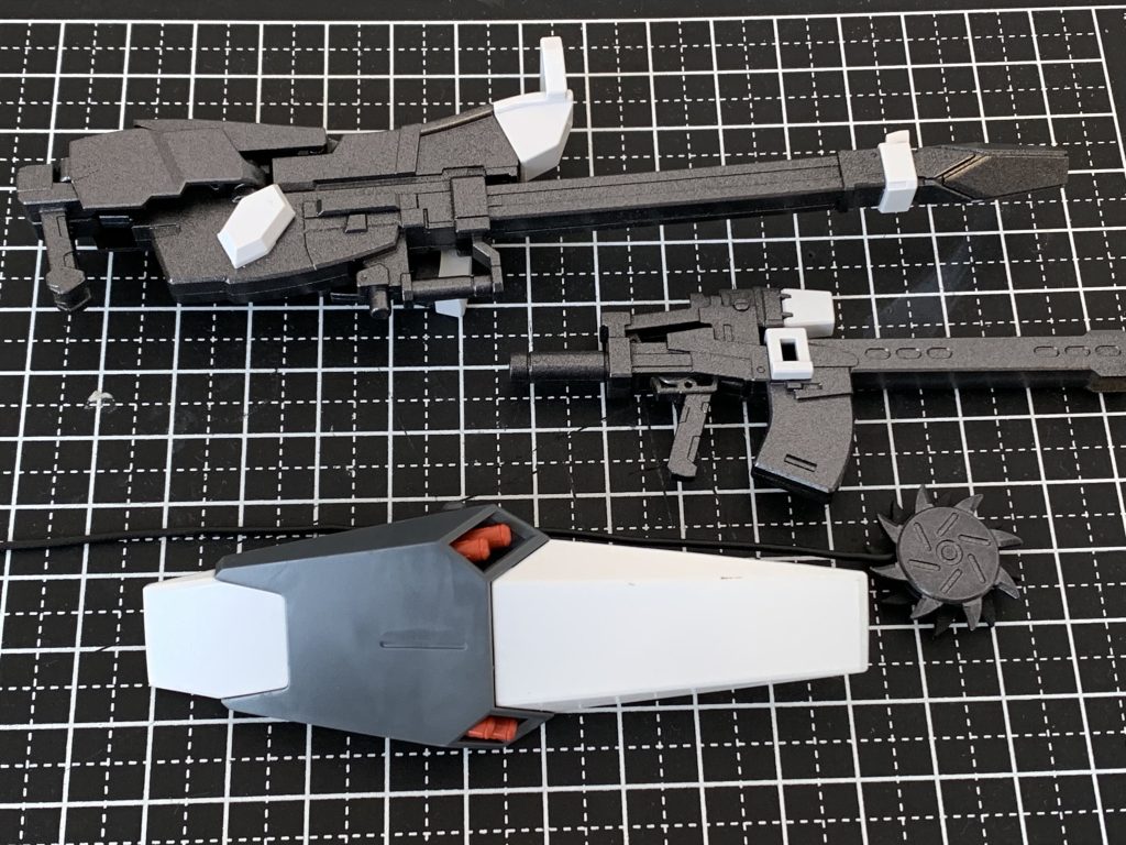 今回のジェガンの盾。リープスラッシャーと、ブラックホールキャノンを添えて。