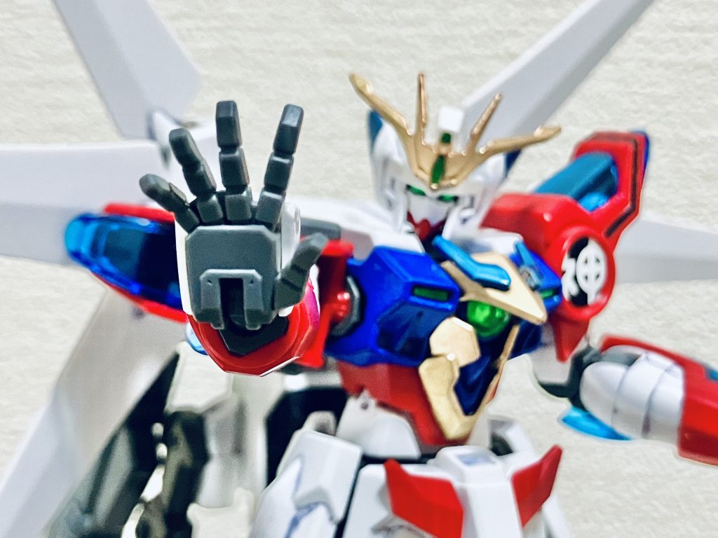 電撃粉砕マニピュレーターのライトニングフィンガーです。つかんだ相手に高圧電流を流し込み、その相手を内部から破壊する必殺技になります。電気をまとった攻撃のため、フェイズシフト(対物理防御)状態の相手にも有効です。