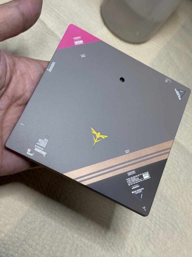 基礎となるベースはクリアのアクリルベースを使用して塗装で仕上げています。開口した部分はサザビー本体をビスで止めて固定用の穴です。ここのゴールドはわかりずらいですがロースゴールドです。