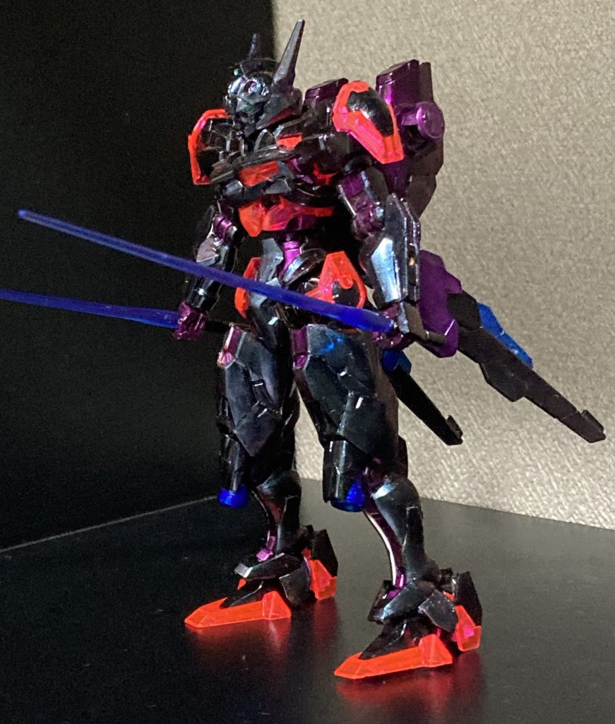 ブラックライト無しの明るいところだとこんな感じになります。粉が足りなかったのかギリギリ偏光？か分かる程度です。