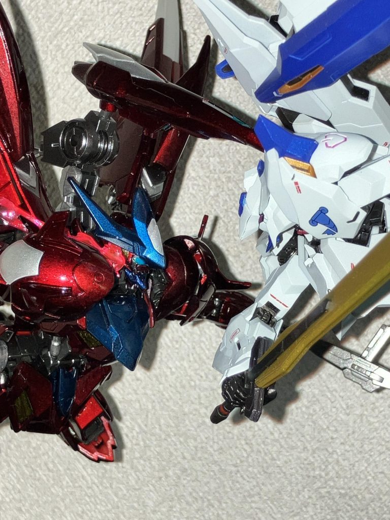 100均の熱で縮むプラ板を使って眼光エフェクトを作りました。なんとなくメタルビルドバエルと向かわせて飾っています。あと、100均のアルミ線でテイルブレードを迫力増そうとしましたが上手く扱えていません。