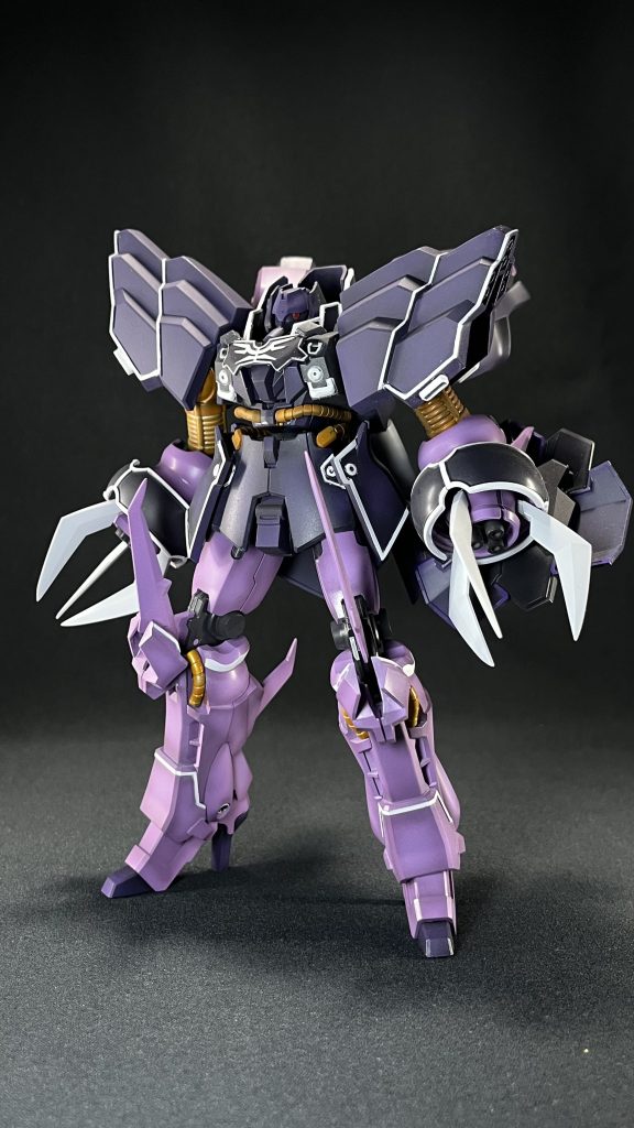 完成です。元の色が壊滅的だっただけに、調色に大分苦労しました。薄紫をベースにマゼンタや青系の塗料を調色して濃くしていったので全体にまとまりが出来たと思います。色をどうにかする一心で作ったので、細え事は良いんだよ！の精神で他の工作は特に凝ったことはせずに、合わせ目消しやパーティングライン消しとエングレービング周りへのスジボリ程度に留めています。以下ギャラリーです。