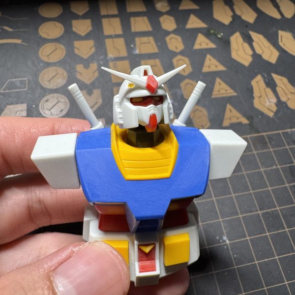 Here comes the progress photos for BEST MECHA COLLECTION - RX-78-2 Gundam (Revival Ver.)Notes: *Original hip joints removed and replaced with the one from SD-CS Frame ball joints. Some parts of the thigh area were also sawed off to suit with the SD-CS ball joints. *Head joint were also modified using GUNPLA 07 option parts, making it more posable. *Magnets were installed for shield attachment with arms and on back pack as well. *Eye sensors and beam saber were improved using aurora-stickers from HIQ-parts and DAISO respectively, looks really cool! *Shall be hand-painted using water-based colours again. See ya and belated Merry Christmas to you! （7枚目）