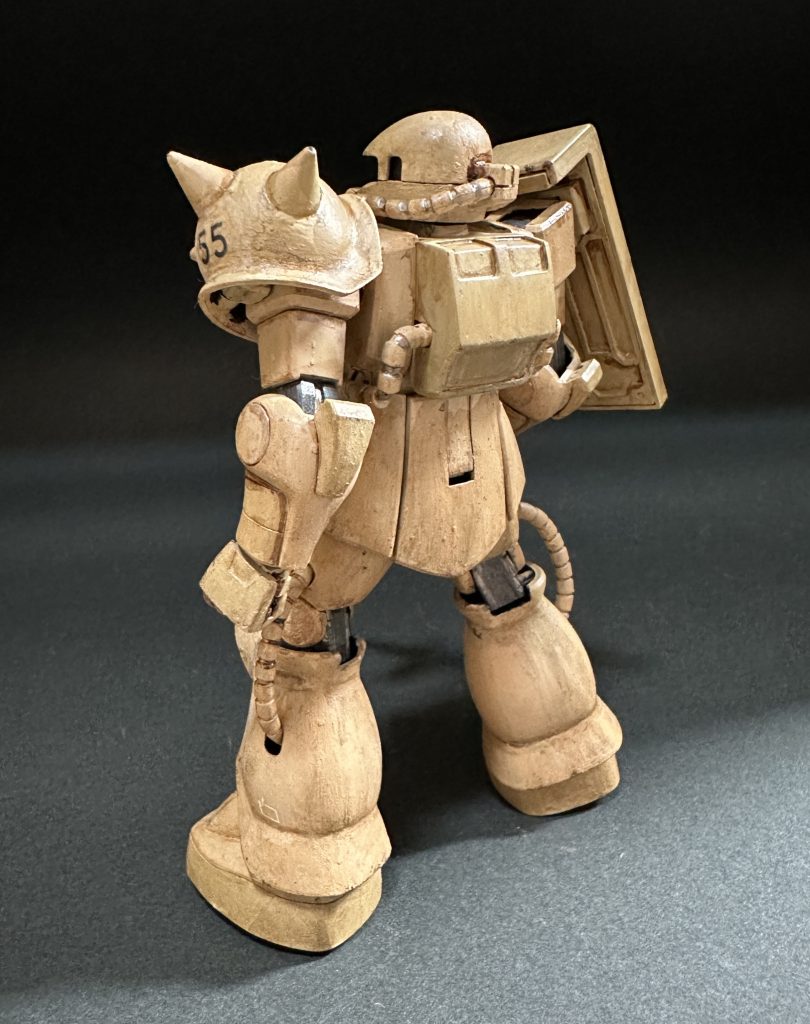 サンドカラーのつもりで塗りはじめたのですが、なんだか木目調みたいになってしまいました。単色って難しいですね。