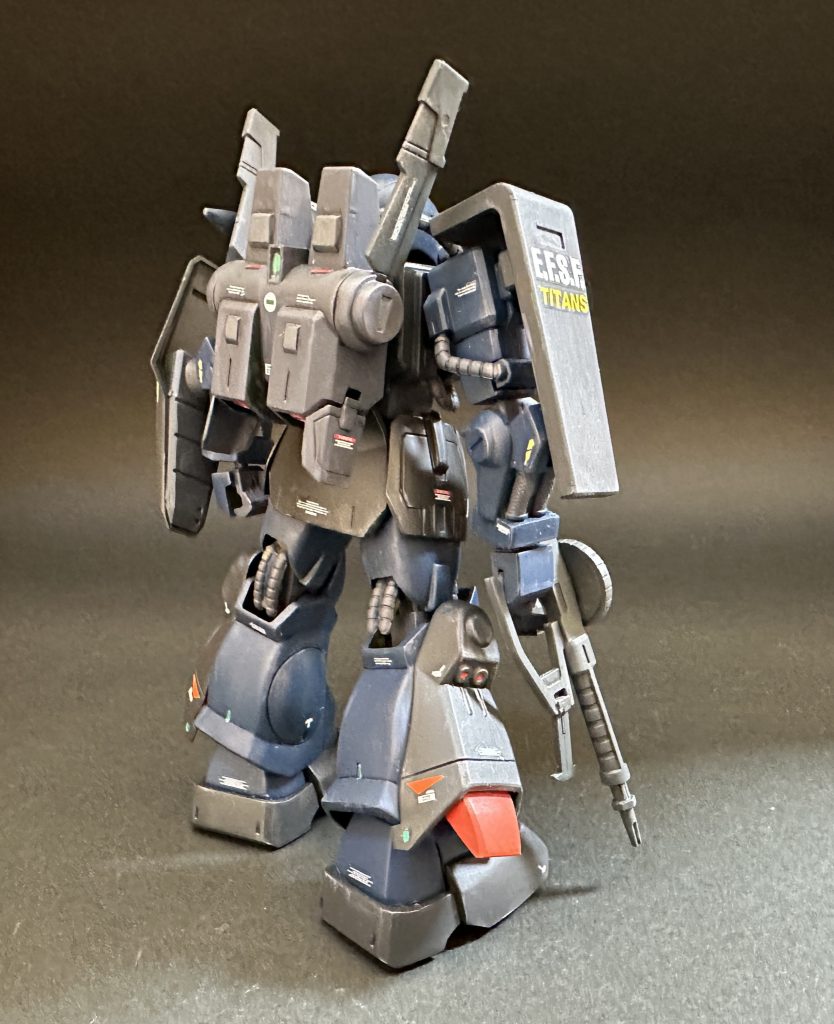 とはいえティターンズのプラモデルはなかなか店頭にないのであきらめかけていましたが、なんとなくハイザックを入手できたのでティターンズカラーにしてみました。