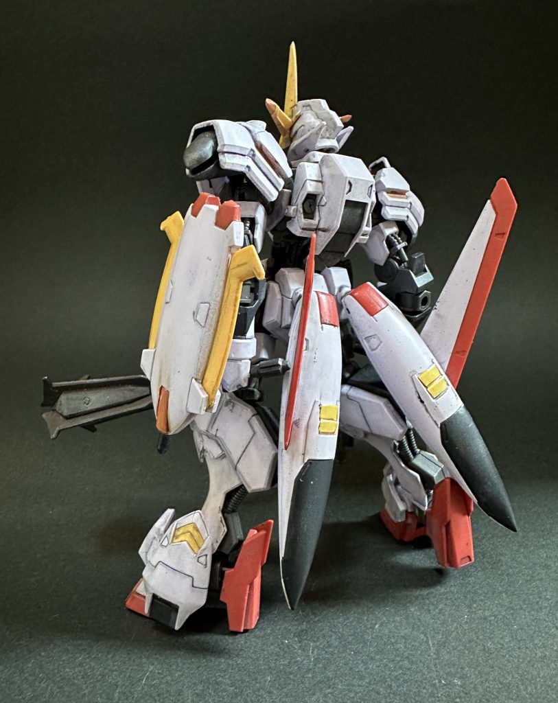 けっこう好きな感じのホワイト成形色だったので、本体は無塗装で仕上げてみました。