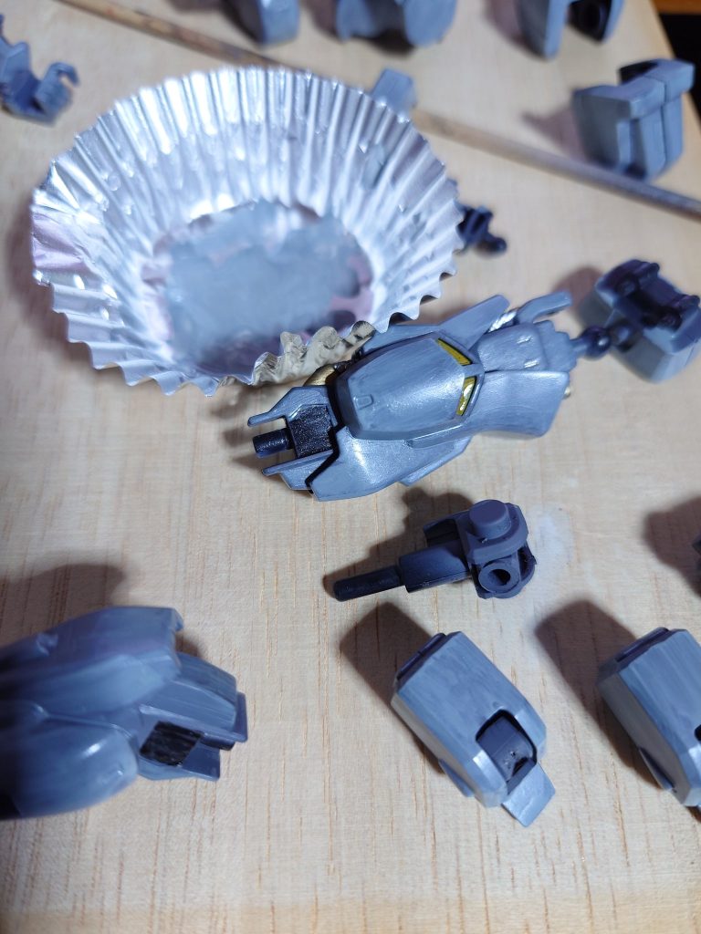 塗装はメカサフを塗ってからの塗装です一層目は明灰色です