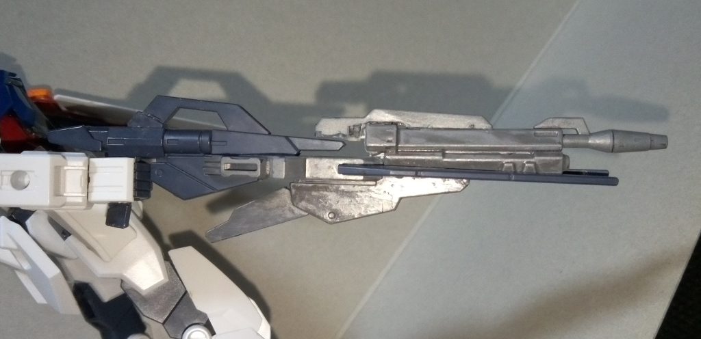 ライフルの改造 ストライクが持っているライフルの先を移植してます。シールドの改造ライフルの改造もそれほど行ってないのでシールドとライフルを接続して射撃していたスタイルにもできます。