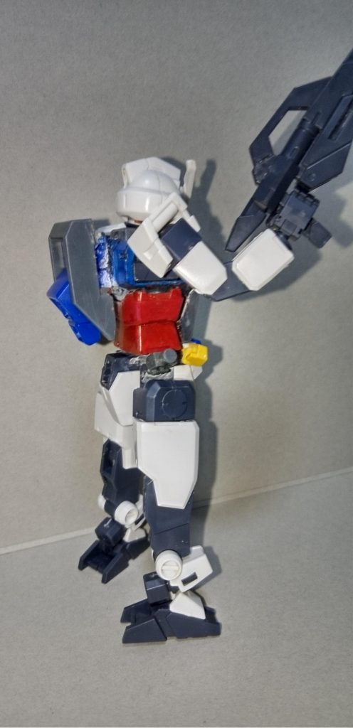 背部 ストライクガンダムの背部を切断してコアガンダムに接着してます。 切断部分や接着が綺麗ではなくてごめんなさい。とりあえず同企画なら他のウェポンパックも装着可能なはずです。コアガンダム自体の改造もさほど行ってないので背部以外は他のアーマーも装着が可能です。プラネッツシステムとストライクのウェポンパック装着のシステムの融合?のような?