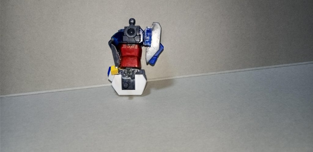 横 背部はストライクガンダムの背部分を切断して接着しています。