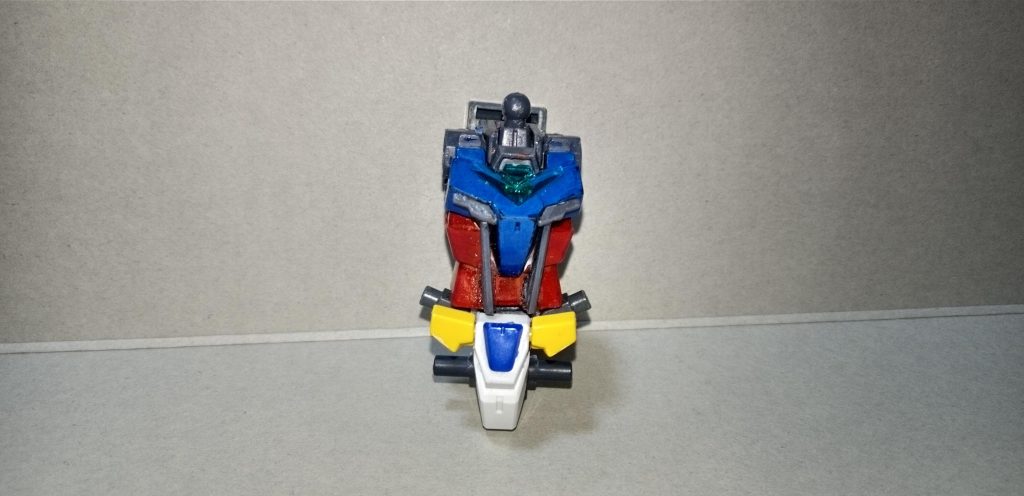 改造と塗装箇所 正面 ストライクガンダムの特徴的な胴部分に見えるようにプラバンを接着しました。