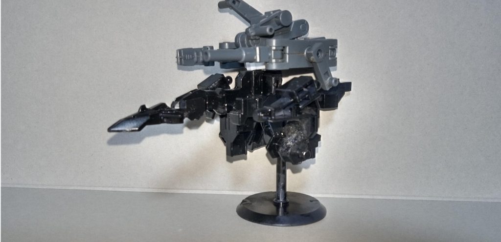 アーマーと武装取り付け前のスタンド左