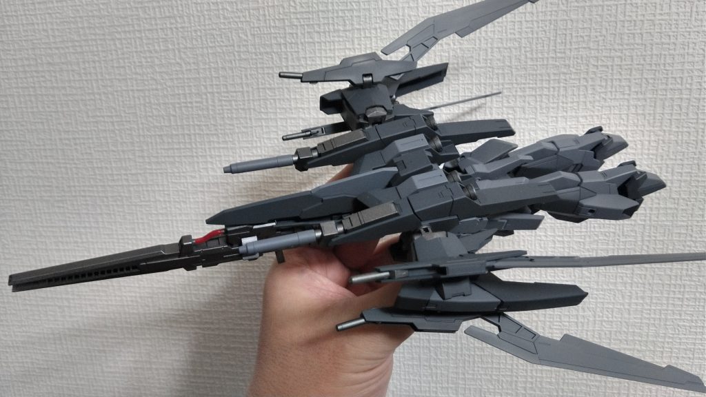 色はZプラス風にグレー系で統一。Mk-IIIから移植した翼4枚それぞれににはビームサーベルがあるのですが接着して開口してビーム砲に変更。頭部の左右には必要だけど他のパーツに墨入れをするかどうか悩んでますww