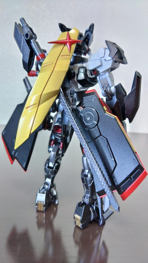 後ろ姿。明確なモチーフは「ヤッターマン」の「ドロンジョ様」です。最初は「ルブリスアノクタ」を使うつもりでしたが、モチーフ元に寄せていく過程でアノクタより素のルブリスの方が似ているのでは？ということで頭部以外は素のルブリスとなってしまいました。なんかもったいないことした気がする・・・。