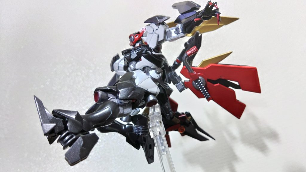 「バンデットマント」マント型スラスターで短時間であれば飛行可能である。可動軸を柔軟に動かすことで急な方向転換も可能としている。