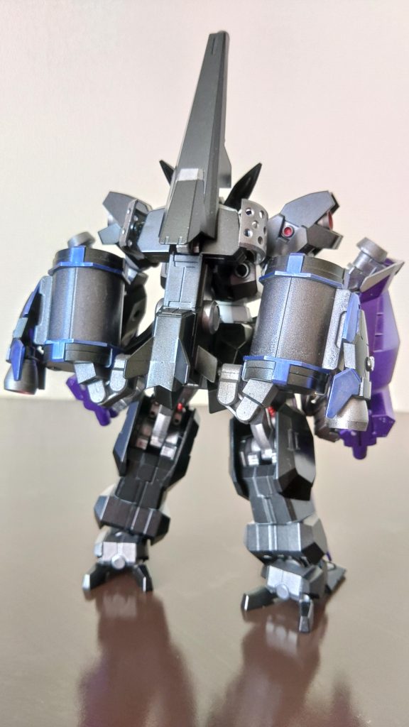 後ろ姿明確なモチーフは「ヤッターマン」の「トンズラー」です。制作元の「ガンダムルブリスウル」は立派で太い脚を持っているのに腕のボリュームが足りないなと感じたので、負けないくらいの大きな腕にしてみました。あと元ネタのトンズラーに寄せたカラーリングにすると全身紫になるので目立たせたい部分に紫のカラーリングをしました。ちなみに「ビッグオー」とか「メガトン級ムサシ」とか「ダイ・ガード」とかのデザインが大好きです。