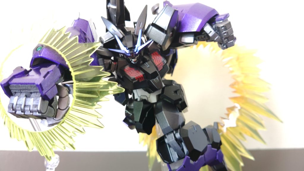 「ボカン・ナックルスマッシュ」全力で敵機体に目掛けて巨大な拳を叩き込む必殺技。当たれば当然相手は木っ端微塵に爆散するのだが、基本的に大振りのため滅多に当たることがない。そのため潜入先の施設からの脱出経路の確保のために使用することが多い。