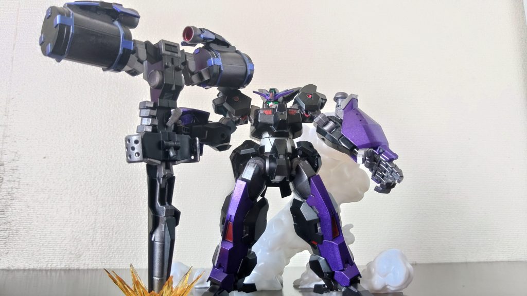 「ドッカン・グラビトンDXハンマー」背部の「ドッカン・バスターキャノン」を大型のハンマーに変形させた近接格闘用装備。並みのMSでは持つことができない程の重さに加えて、ルブリスブラックの大型マニュピレーターを持ってでしかまともに扱うことができない超クセ強装備である。