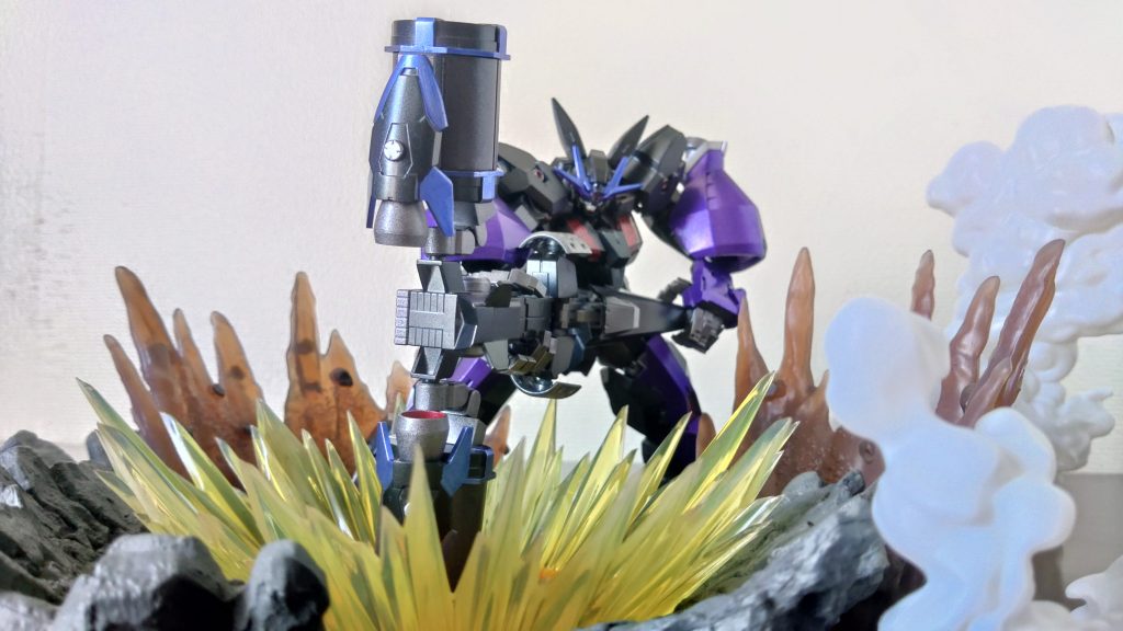 「ドッカン・グラビトンDXプレス」全力で大きく振りかぶってハンマーを叩きつけ、更に重力制御により威力を何倍にも倍増した必殺技。これもまともに当てることができない技であり、動かない大きなモビルアーマーや脱出経路確保のための外壁破壊にしか使えない技である。