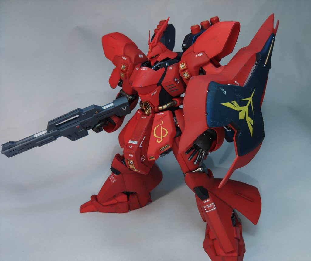 サザビーは重装甲、高機動が機体コンセプトなので、赤い装甲部分は重装甲を目指してスジ彫りなど追加せず、デザインをそのまま使用しました。それだけでは少し単調になってしまうので、その他パーツをディティール追加や塗り分けで情報量を増やして製作しています。