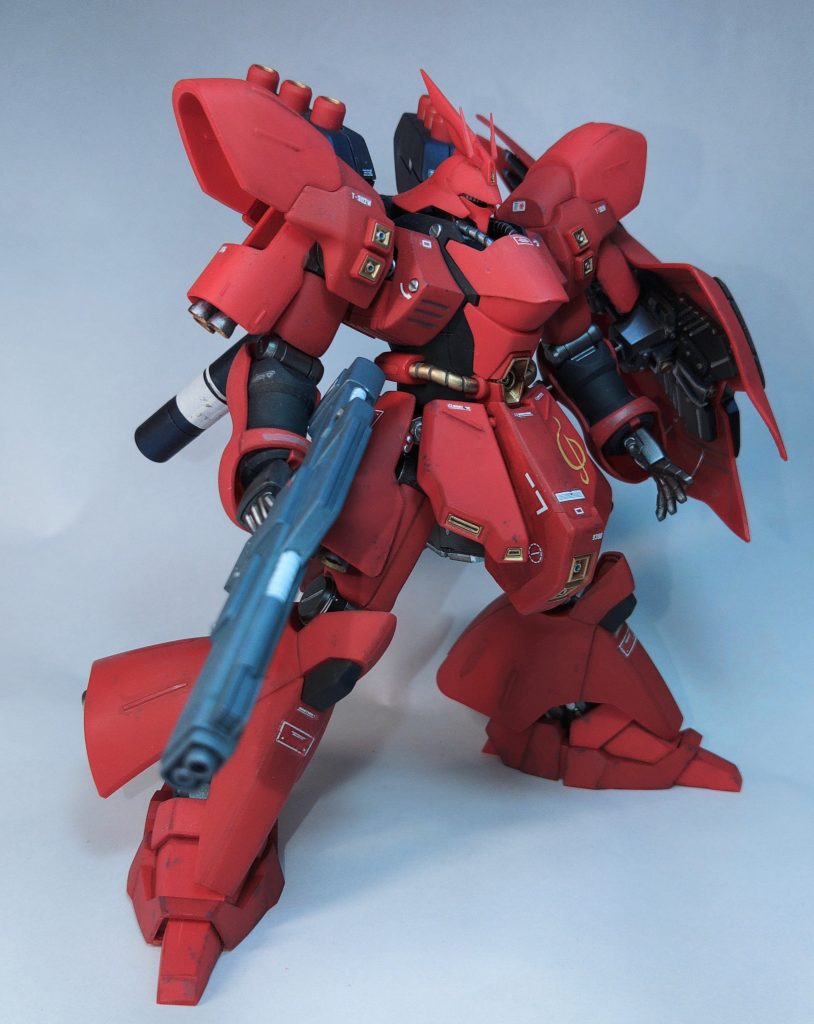 機体色も相まって画面に出てきた時の圧倒的な存在感がサザビーの魅力的です。個人的にはサザビーの盾は逆持ちのほうが画面収まりがいいと考えます。改造点は胴回りの黒いパーツを削りこみ+パーツ位置ずらしで調整して、頭、肩、バックパックをそれぞれ上方に位置変更しました。あとは細かいところでは胸部装甲のボリュームアップと、腰の中心とサイドアーマーのボリュームアップ、脛アーマーを削っての形状変更と、爪先を細くして延長をしています。これらの形状変更は成型色を活かしたいので、ヒートペンと溶かしランナーで修正しています。また、腕、腰、足のバーニアパーツの取り付け位置を改造して下げることで素立ちでもバーニアが見えるようにしました。