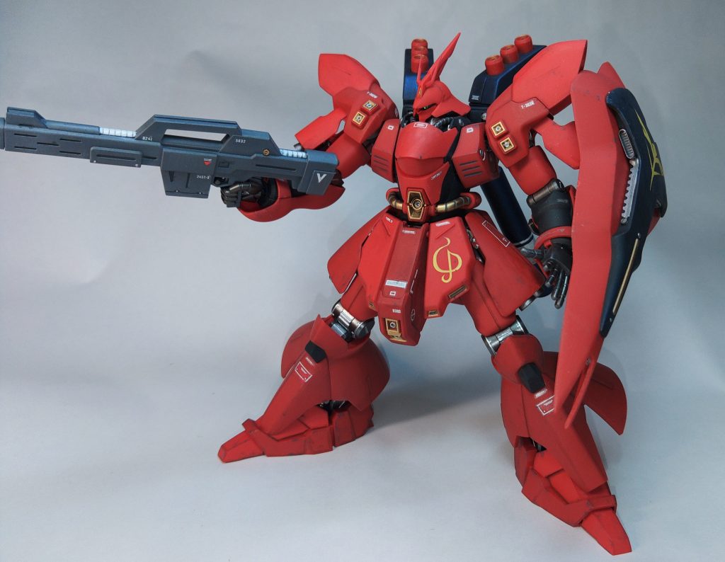 「だから抹殺すると宣言した」のポーズもキットの可動範囲で十分とれます。色は赤と黒は成型色にツヤ消しスプレー直ぶき。シールドとバックパックは成型色にブルーパールでコート後、ツヤ消しスプレーです。デカールは貼りすぎると白が目立ち過ぎるのでサザビーの赤を食わない程度に貼っています。