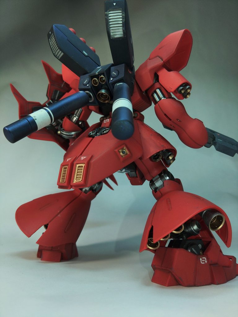 おなじみのこの有名なカットもサザビーを作るとき意識するポイントです。パーツの塗り分けと、プロペラントタンクの延長でなかなかに雰囲気が出たと思います。