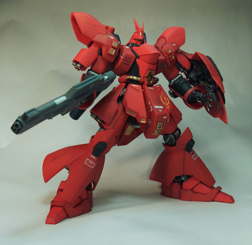 サザビーはボクも一番好きなMSです。人気機体ということもあり、こちら日々投下される凄い作品群、商品面でもMG,RG,超合金、バストアップモデルなど新造形が今も続々と発表されています。その中で劇中のサザビーのシャアと一体化した圧倒的な存在感(負けっぷり含めて)を再現しているキットはやはりHGUCだと考えます。スジ彫りやディティール、ギミックでは語れない『何も引かない、何も足さない』というサザビーとしての完成度の高さ故に、今現在のガンプラ入手困難な時代においてもなお再生産で比較的入手しやすいキットとして君臨しているのかもしれませんね。サザビーのキットは四半世紀前に旧キットを完成させて以来、入手はちょくちょくしていたのですがようやくと完成することができました。対になるニューガンダムも作りたくなってきますね。今回はに5thルナ投下作戦仕様を目指して製作したので、次にサザビーを作るときはニューガンダムと対峙すべく徹底改修した最終決戦仕様サザビーもつくりたいですね。もちろんHGUC改造でです。