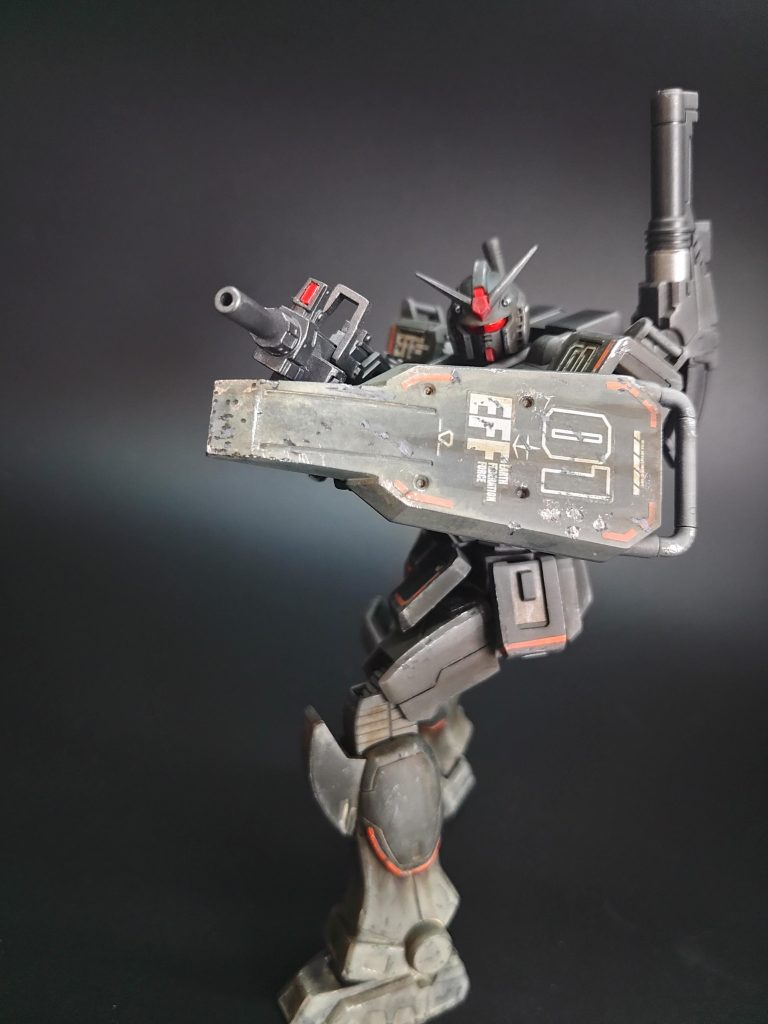 しかし、リアルな汚しってよくわからないですが地味ですね…HGでウェザリングはオジサンのテクニックじゃあ厳しいです…