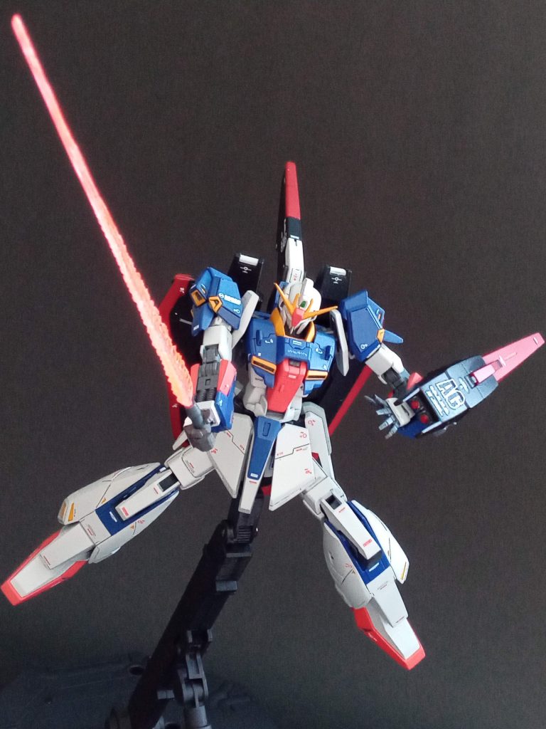 ビームサーベルエフェクトは、過去作のＲＧハイニューで制作したお湯まるの型を使用。透明ＵＶレジンで作り、蛍光エナメルで塗装。中心部を溶剤で色を落とし濃淡をつけてます。ブラックライトを当ててませんが、日光に反応していい感じですねー