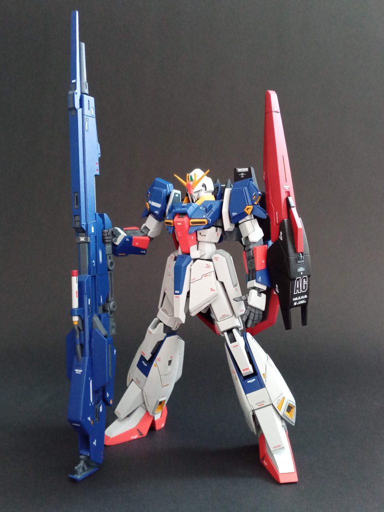 アーティファクトからのアイデアで、ランディングギアを展開できるようにし、サブアームを少し展開させることで持ち手にできます。スタイルが伸びてるので、サブアームのおかげで持ちての位置がちょうどいいとこにあります。