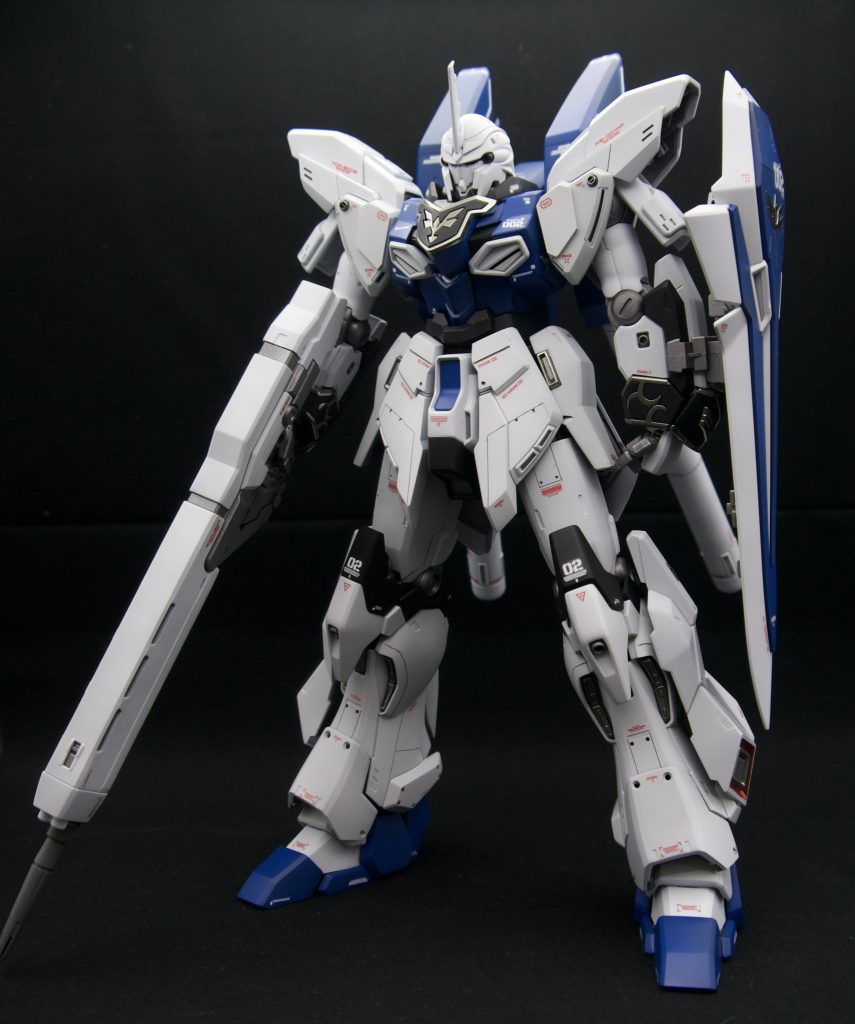 本体カラーはグレーサフからホワイト青部分もグレーサフからのガイアのコバルトブルー黒は黒サフのままフレームはガンメタサフエングレービングはボーンペイントのボーンミラー使用シルバー部分はガイアのシルバー赤い部分はガイアのパールプレミアムレッド各所スジボリした後のスミ入れはしてます