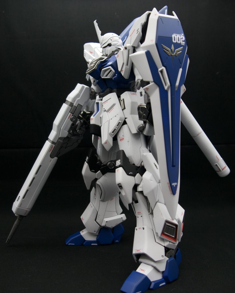 デカールは青い部分は説明書通りに白パーツには白デカールが目立たなくなるので市販デカールの赤を使用