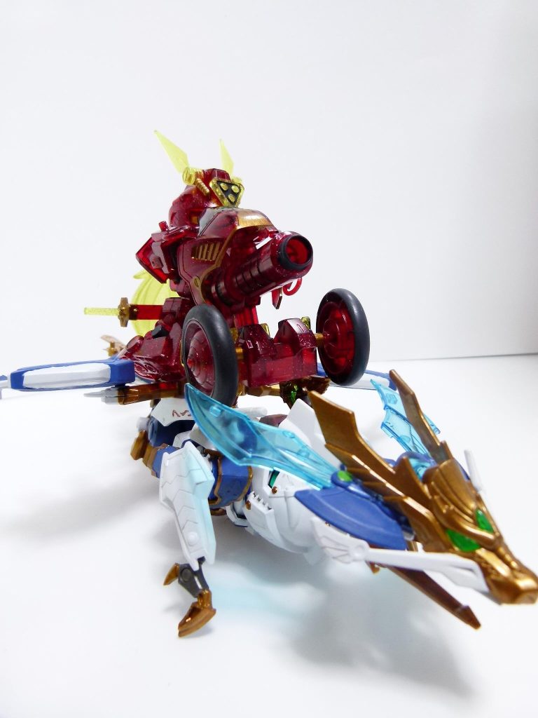 フライヤ・コンビネーション:上記SD限定バトルではレディ・カワグチの紅武者アメイジングと共に参戦。竜鳳形態となった孔明に騎乗しながら、紅武者が2機分の粒子を集約した武者クロスカノンを放つ「フライヤ・コンビネーション」は多くの相手を殲滅したという。紅武者アメイジング、またどこかで販売してくれないかなぁ。当時写真。文言も当時のもの。