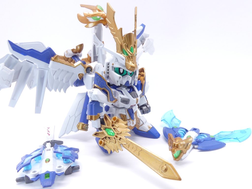 装備一式。爆鳳扇を合体させるとHi-νヴレイブアメイジングっぽくなります。これは元キット由来。今回撮り下ろし。