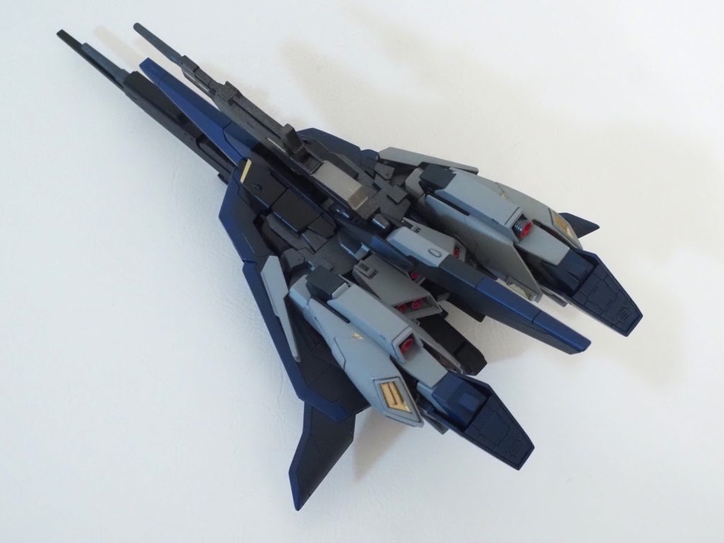 デカールを貼る前に、ウェーブライダーに変形させてみました。完成後は怖くて変形させられません(gundam-kao2)