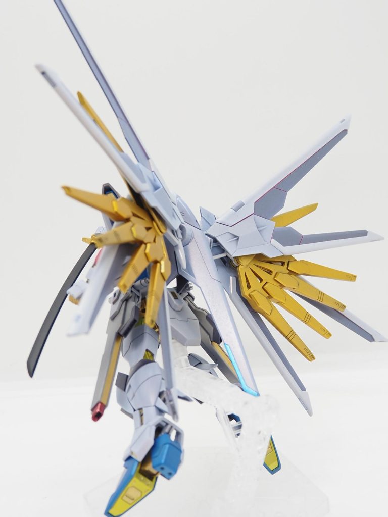 金色の背面フレームはくり抜いて格子状にしました