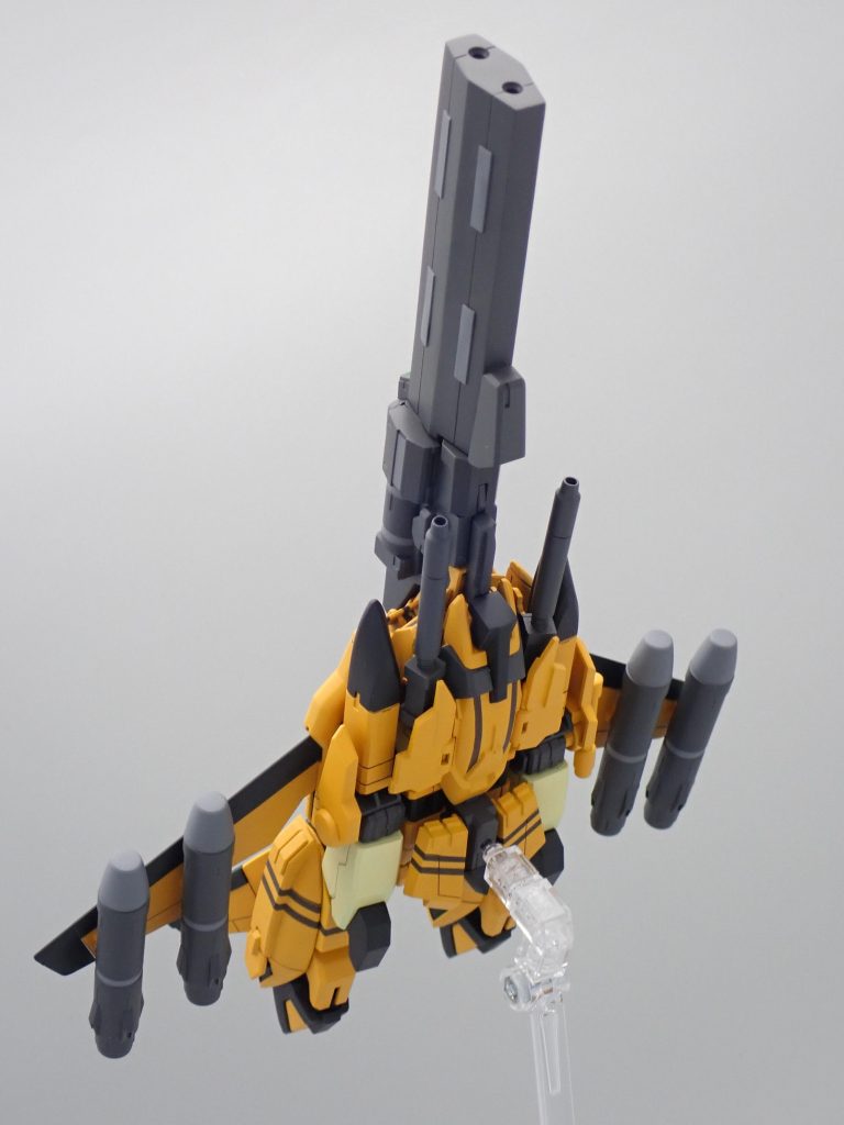 シールドには副兵装として2連装74式高エネルギービーム砲「ラセツ」が装備されている。この装備も連射性と威力を追求した結果、電力消費が激しく、精密射撃には向かない仕様になった。