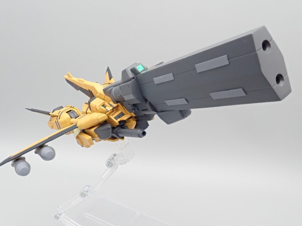 主翼に懸架されているのは74式多目的弾頭ミサイル「ホウオウ」。主に選択されるのは対艦ミサイルで、拠点攻撃の場合は多弾頭ミサイルが選択される。