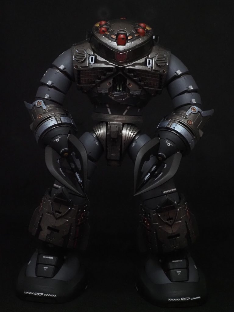 とりあえずフレームですの正面です爪は、3Dプリンターで作成されてる方から購入しました。長く鋭くディテールや返しまでついててめっちゃカッコイイ！！黒いズゴックなので爪も真っ黒に。シタデルのアバドンブラックです。根塊も部品事に塗装デカール、トップコートをやっていくスタイルで作りました。モノアイも変更してます。モノアイの周りがスカスカで、う〜〜〜ん····と言った感じなので、目立たないようにスモークで塗装したらめっちゃよくなりました。適度な透明感もあってモノアイもしっかり目立つ結構満足しました