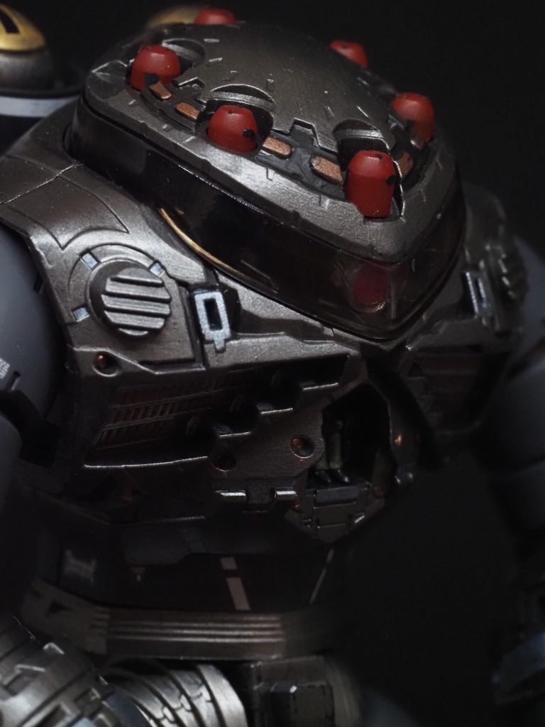 頭の部分は訳あって何度か外装取り付けたり外したりしながら作りました。なのでミサイル部分の塗装が擦れて剥がれちゃってます。はい、妥協です。見えなくなるから再塗装はしませんでした😅😅