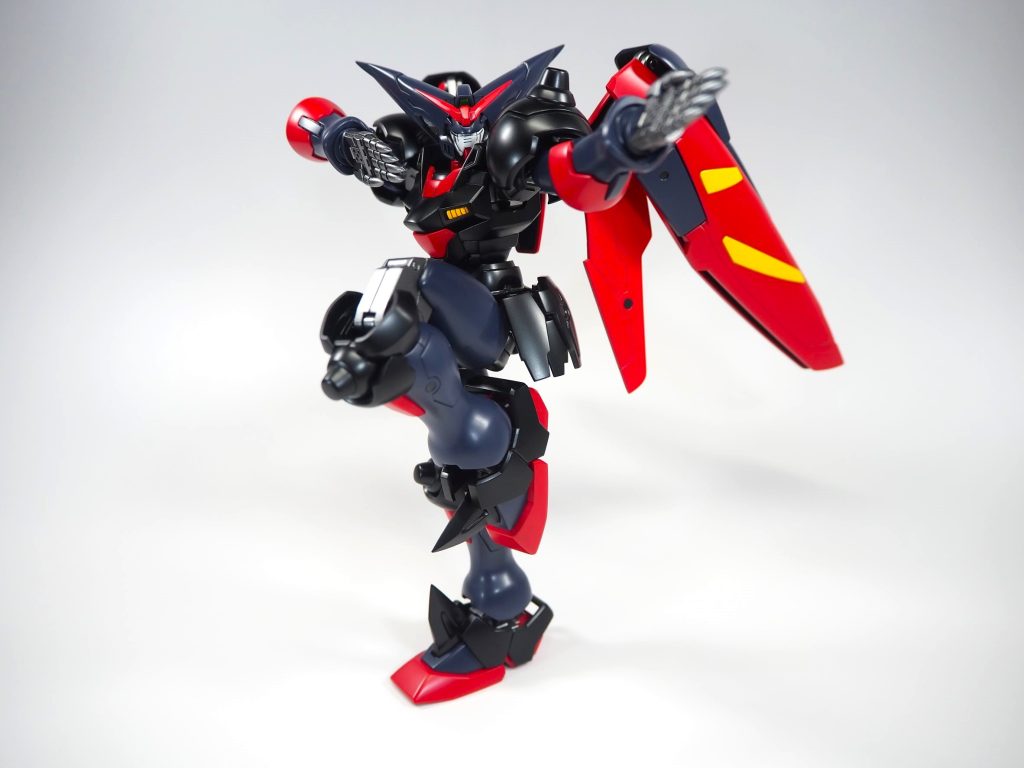 超可動に加え、関節の保持力、重点バランスの位置調整も行っているので片足立ちのポージングも難なく可能