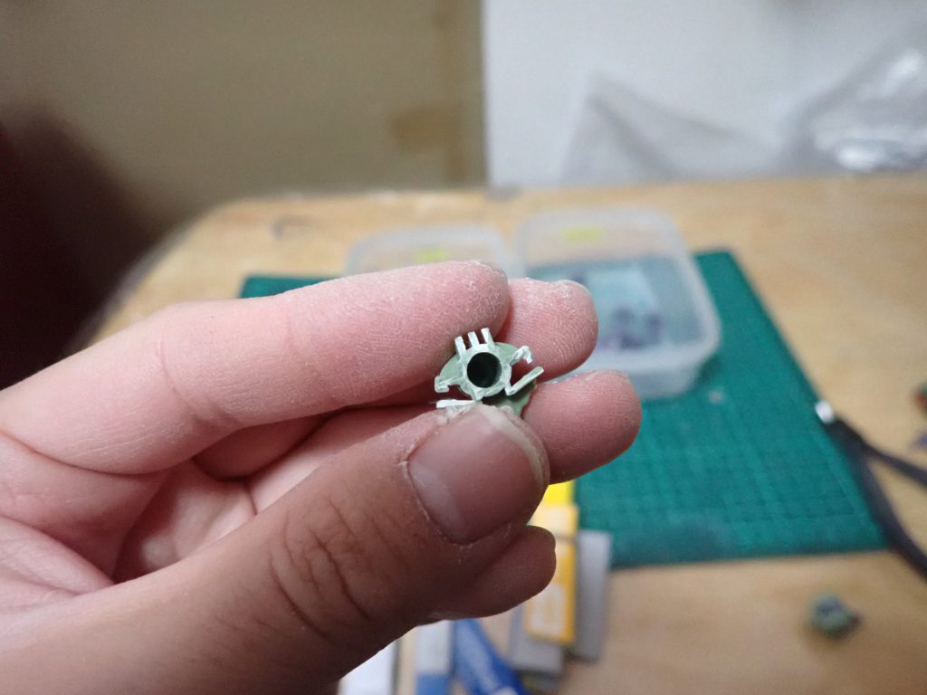 左の肩の中身です。こちらを削り胴体に近ずけました。