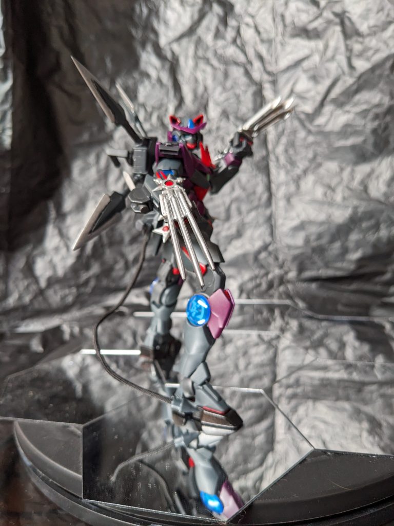 メイン武装は背後の巨大手裏剣であり、目の前で回転させることで盾のように使うこともできるうえ、個々に分離して短剣として使うこともできる。当然、投げて使うのが一番威力がでかい。