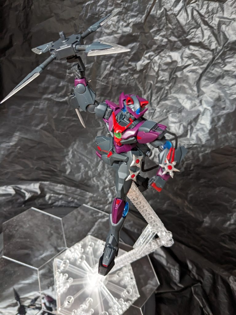 ほかにも腰の後部から延びる尻尾のようなワイヤーアンカーはバルバトスルプスれクスのように死角から襲ってくる隠し武器として機能する。堂々と晒していることが逆に盲点となる類の暗器である。