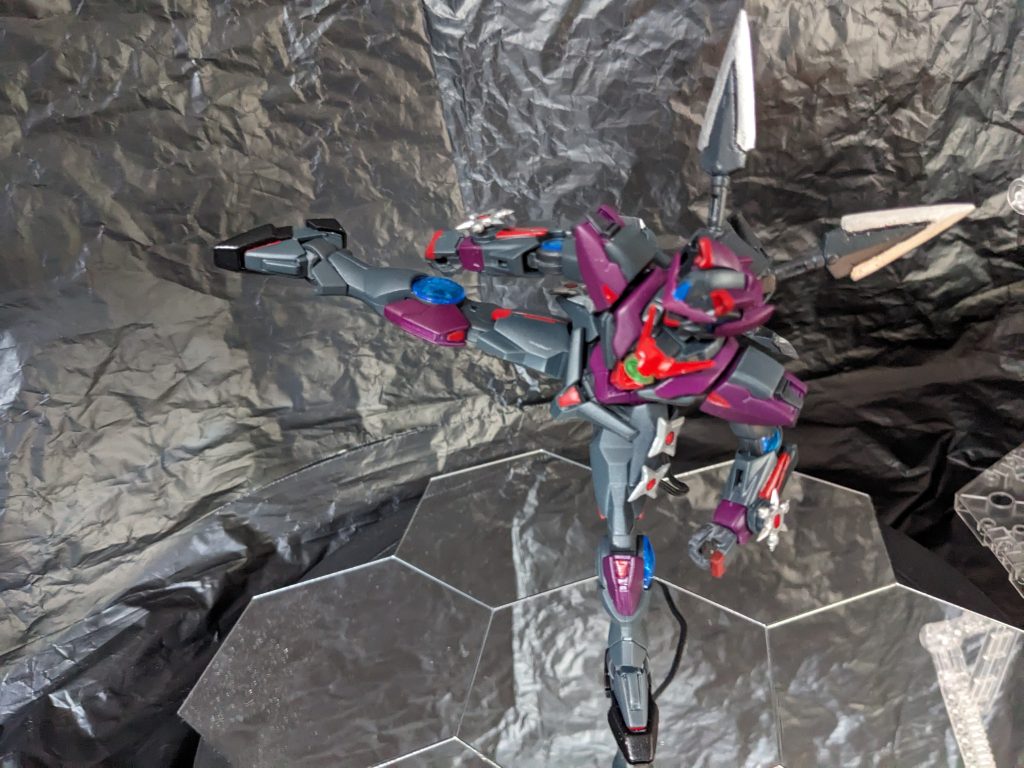 ルールを守らなかったりモラルのないプレーヤー、所謂迷惑系がいるといつの間にか覆面をした小柄な自称の美少女仮面が現れ、この機体を使ってぼっこぼこにして改心させるらしい。覆面しているのに美少女とか自己申告にしてもひどいなどツッコミどころ満載だが、やってることはいい事なので割とバレバレな正体に関しては関係者一同スルーしている。